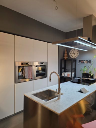 Cucina Materika inox e laccato bianco